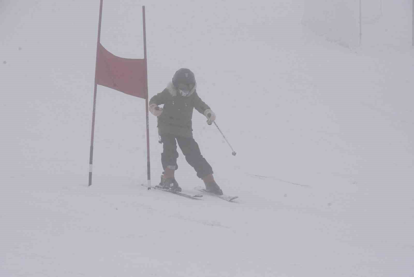 Bitlis’te “Alp Disiplini ve Snowboard İl Birinciliği Kayak Yarışması” yapıldı
