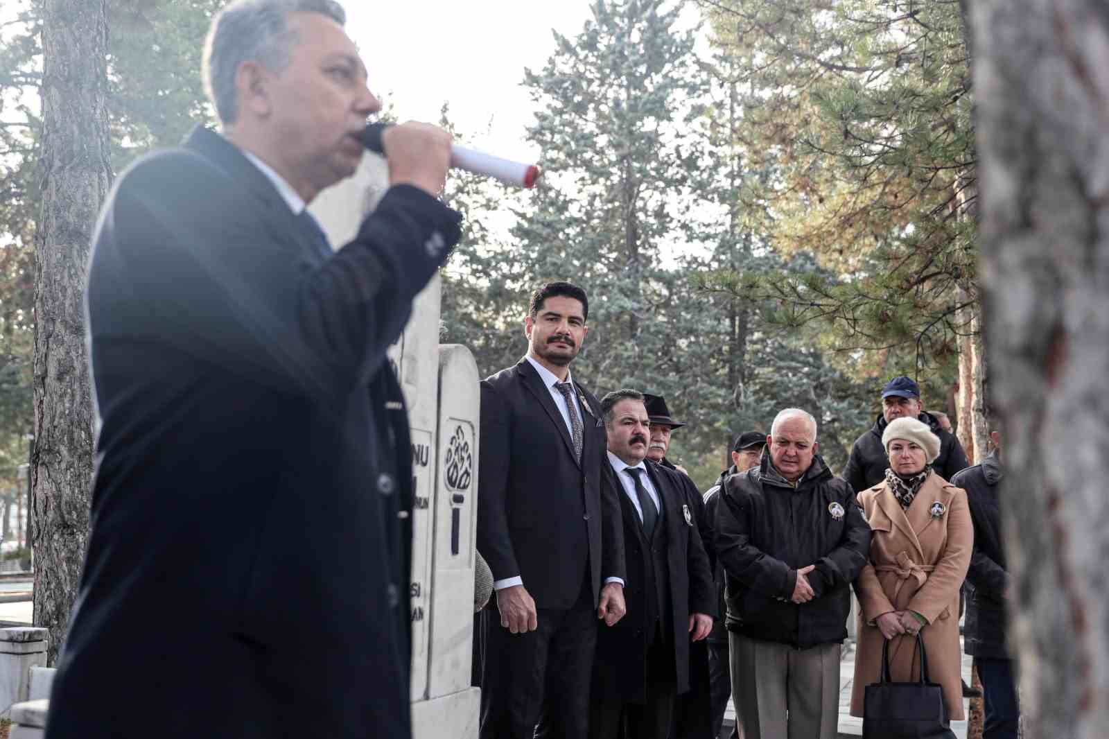 Yaşar Doğu kabri başında dualarla anıldı
