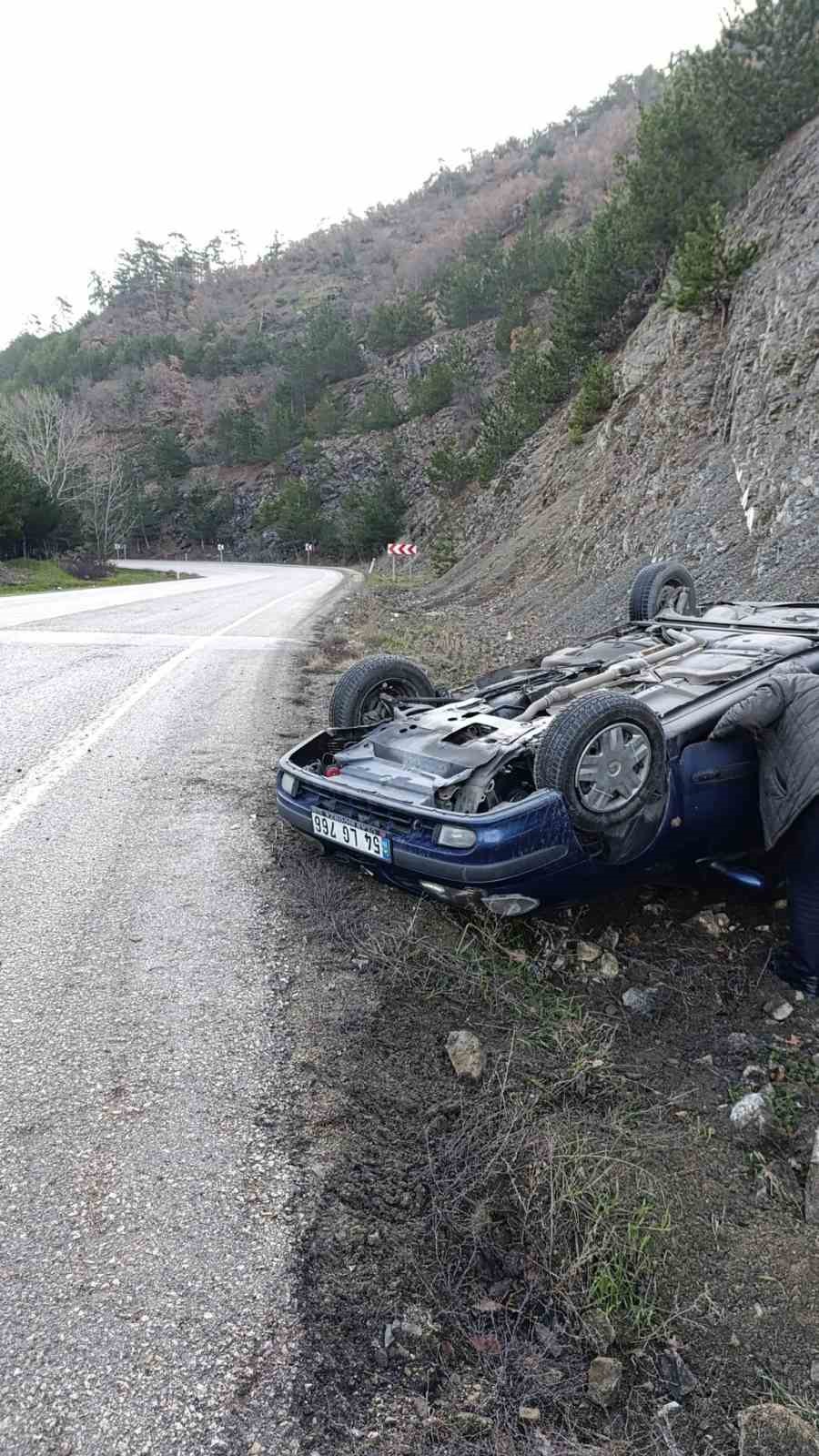 Bolu’da buzlanma nedeniyle kontrolden çıkan otomobil takla attı