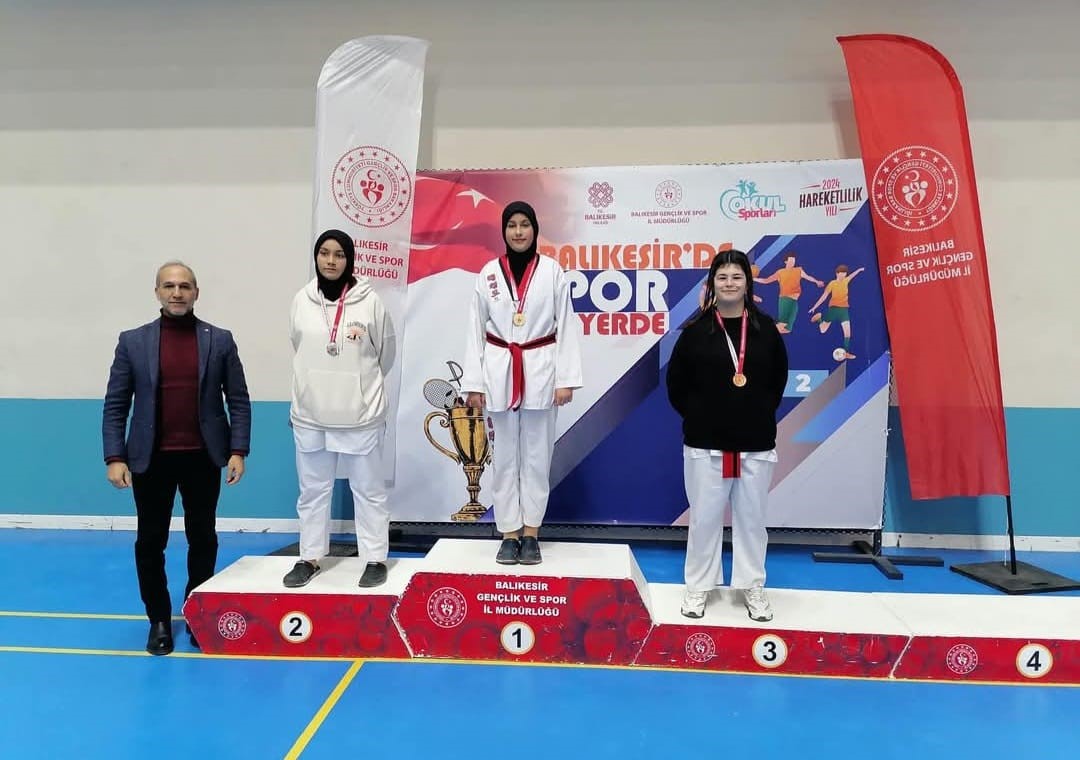 Edremit Anadolu İmam Hatip Lisesi Öğrencileri Taekwondo il müsabakalarında ödül kazandı