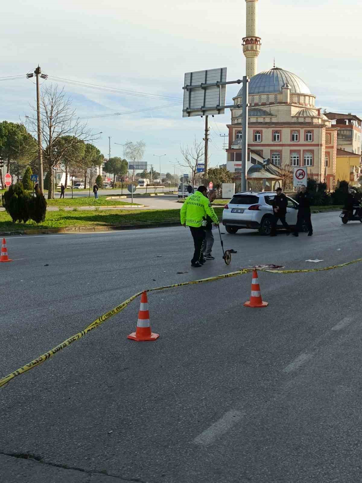 Otomobilin çarptığı motosiklet sürücüsü hayatını kaybetti
