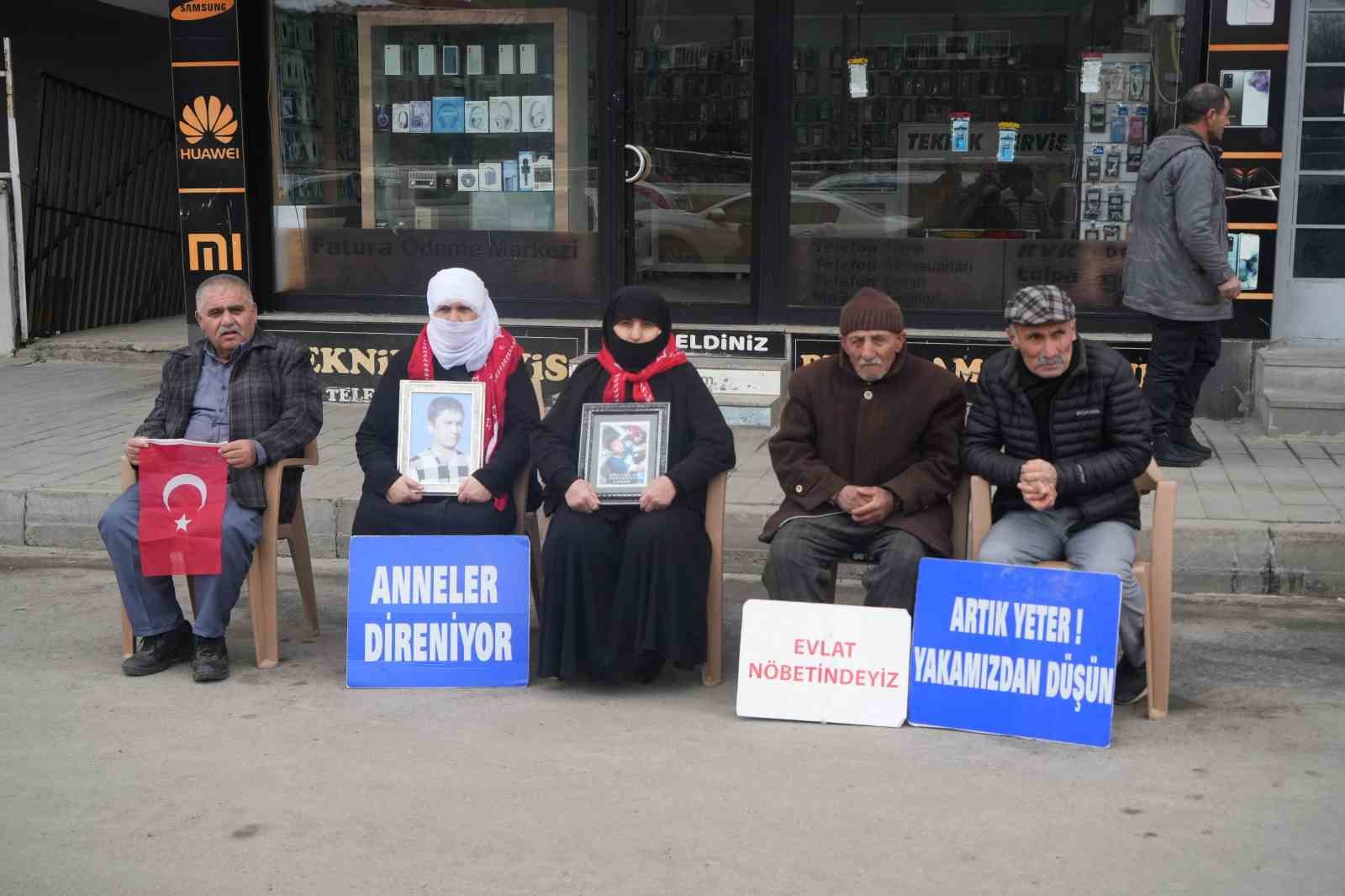 Muş’ta aileler evlat nöbetini sürdürüyor