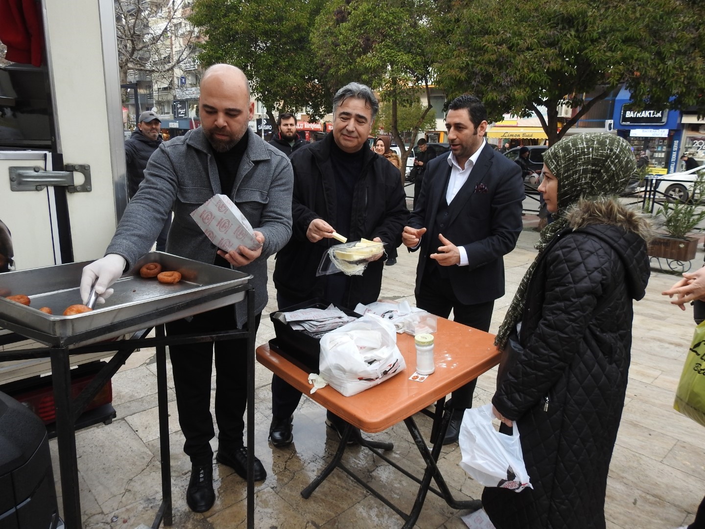 Manisa’da Ferdi Tayfur hayranlarından lokma hayrı
