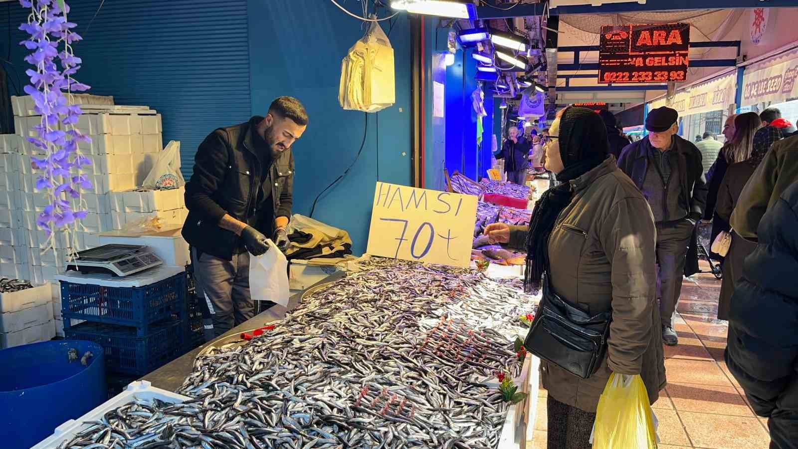 Denizdeki bolluk ve rekabet hamsi fiyatını 70 liraya kadar düşürdü
