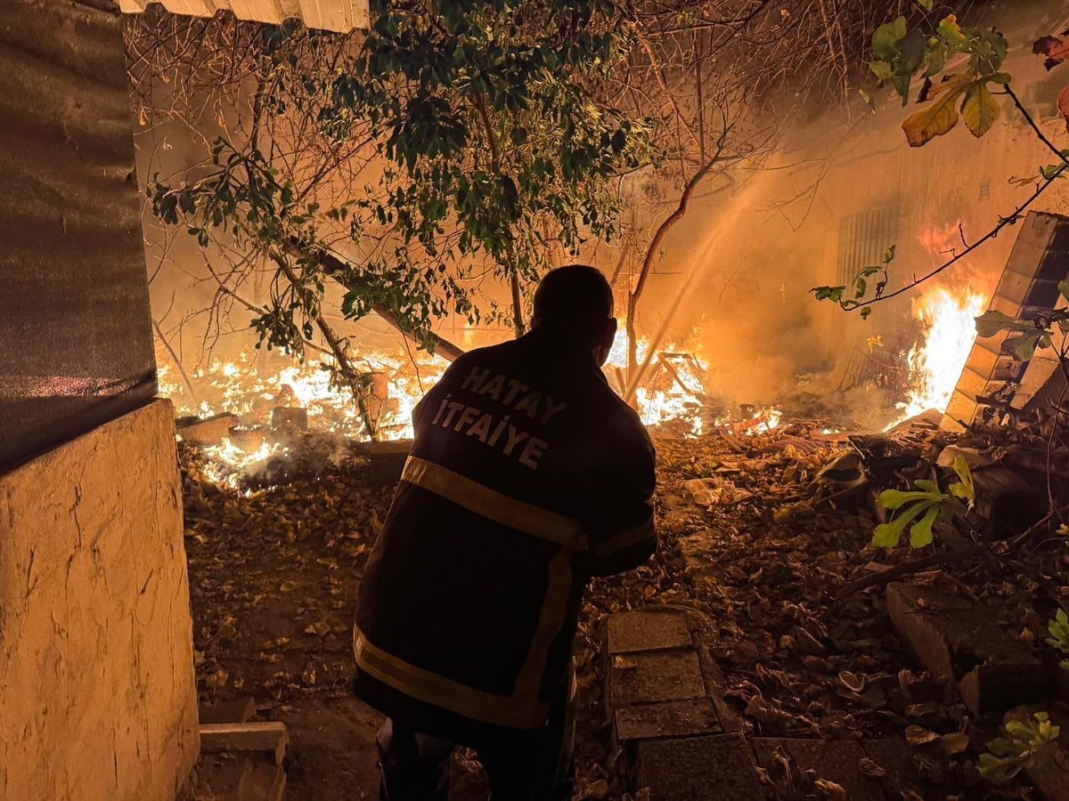 Payas’ta çıkan bahçe yangınını itfaiye söndürdü
