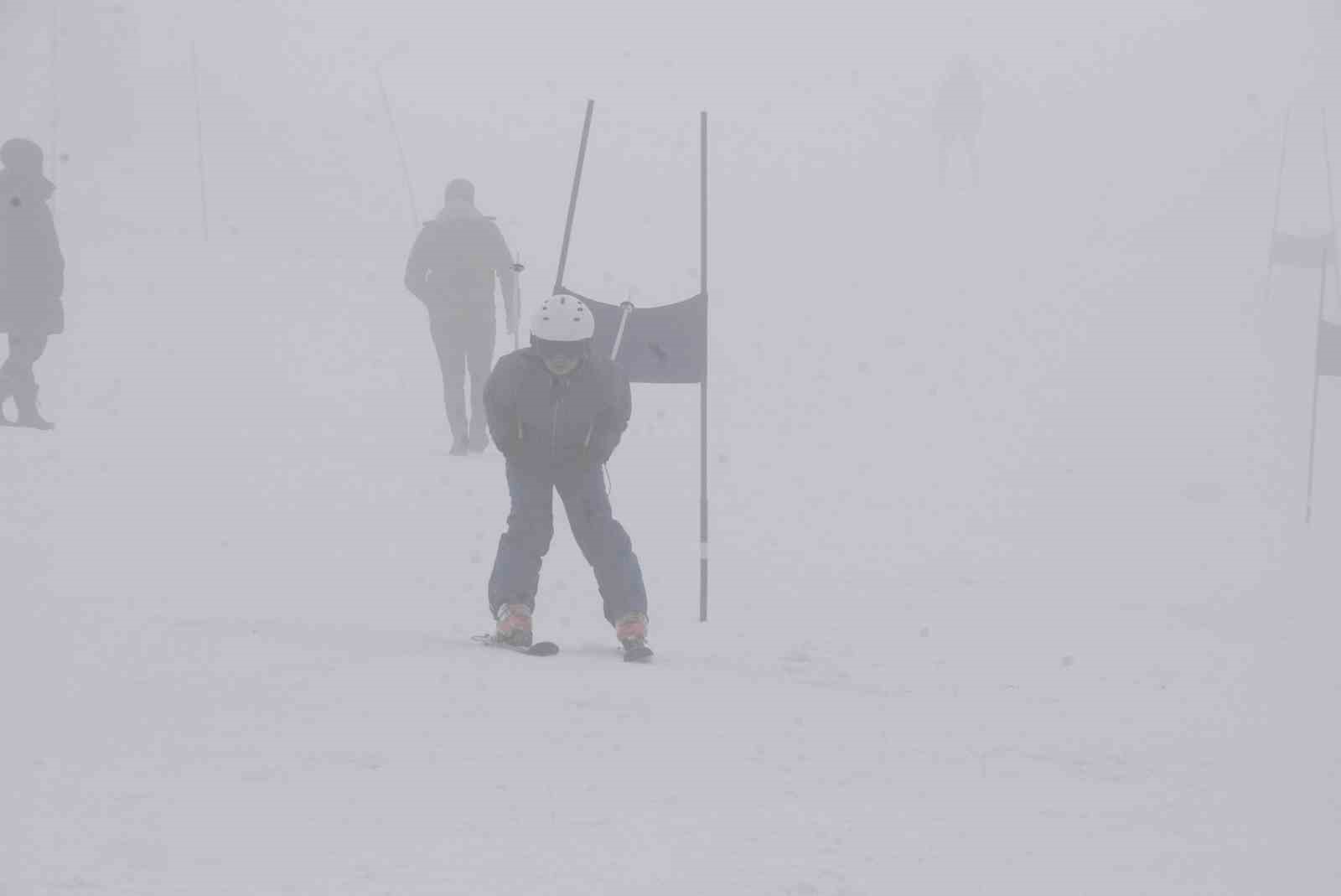 Bitlis’te “Alp Disiplini ve Snowboard İl Birinciliği Kayak Yarışması” yapıldı