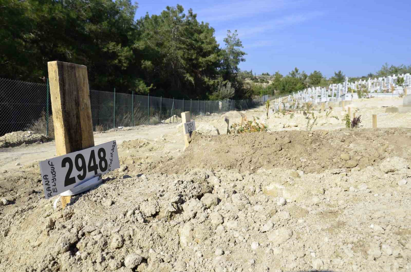 Mersin’de zehirlenme sonucu ölen 3 kardeşten ikisi toprağa verildi