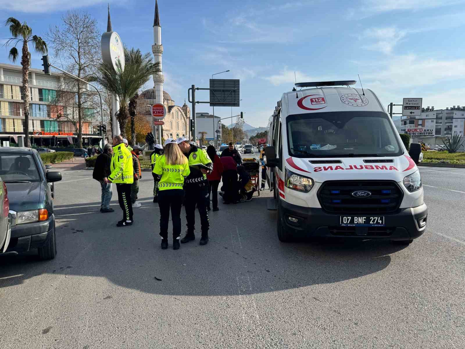 Okul servis aracıyla motosiklet çarpıştı: 1 yaralı