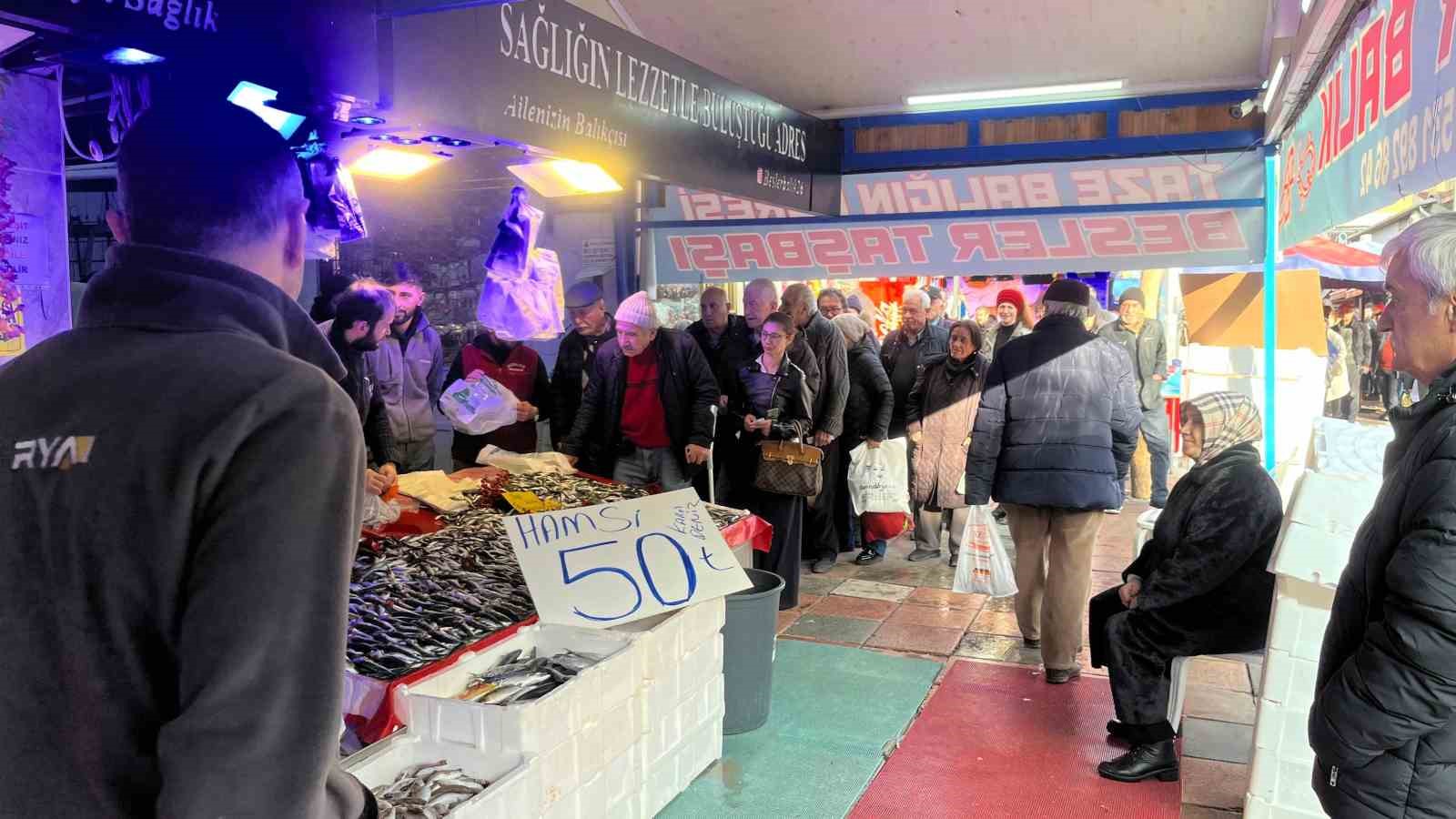 Hamsi rekabetinde fiyat 50 liraya kadar düştü
