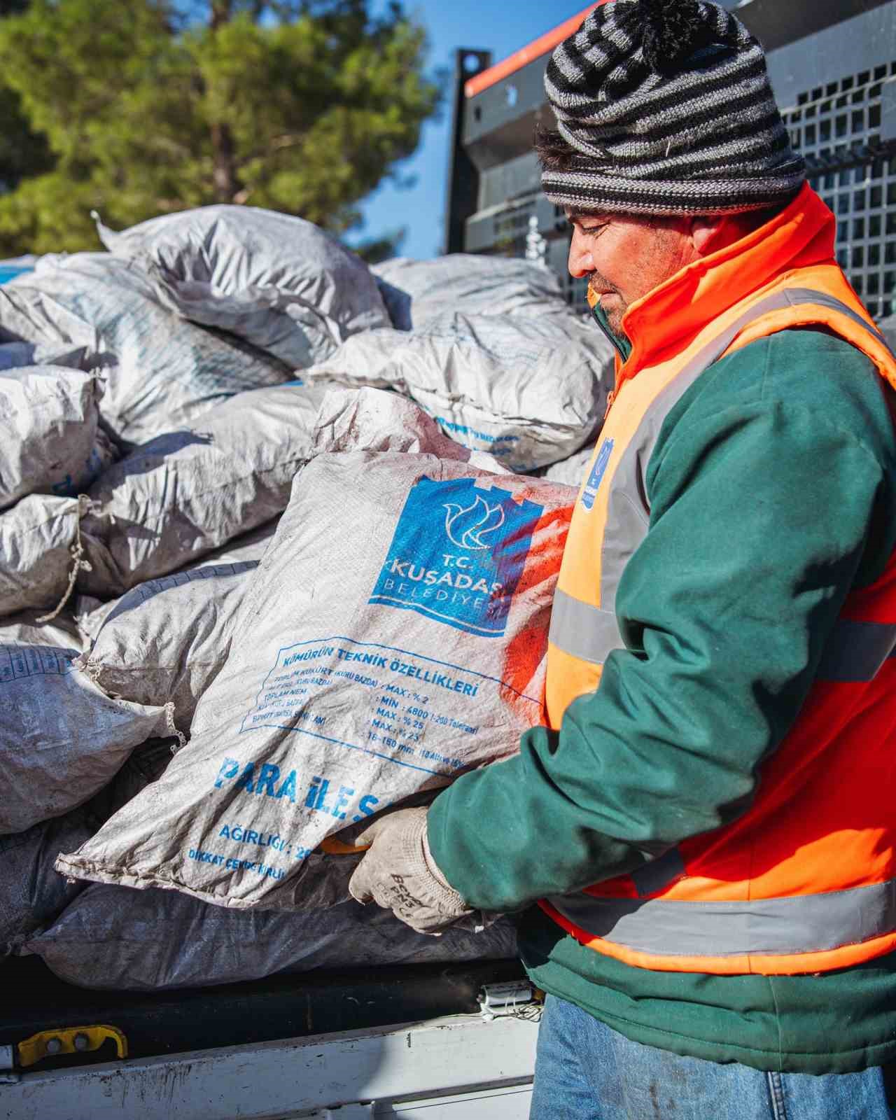 Kuşadası’nda yakacak yardımının son adresi Davutlar oldu