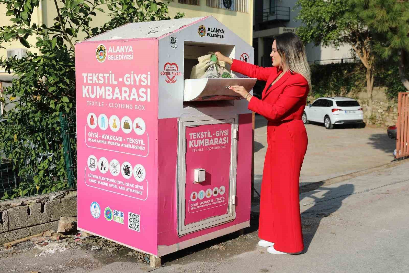 Alanya’da tekstil atıkları giysi kumbarasıyla geri dönüştürülüyor