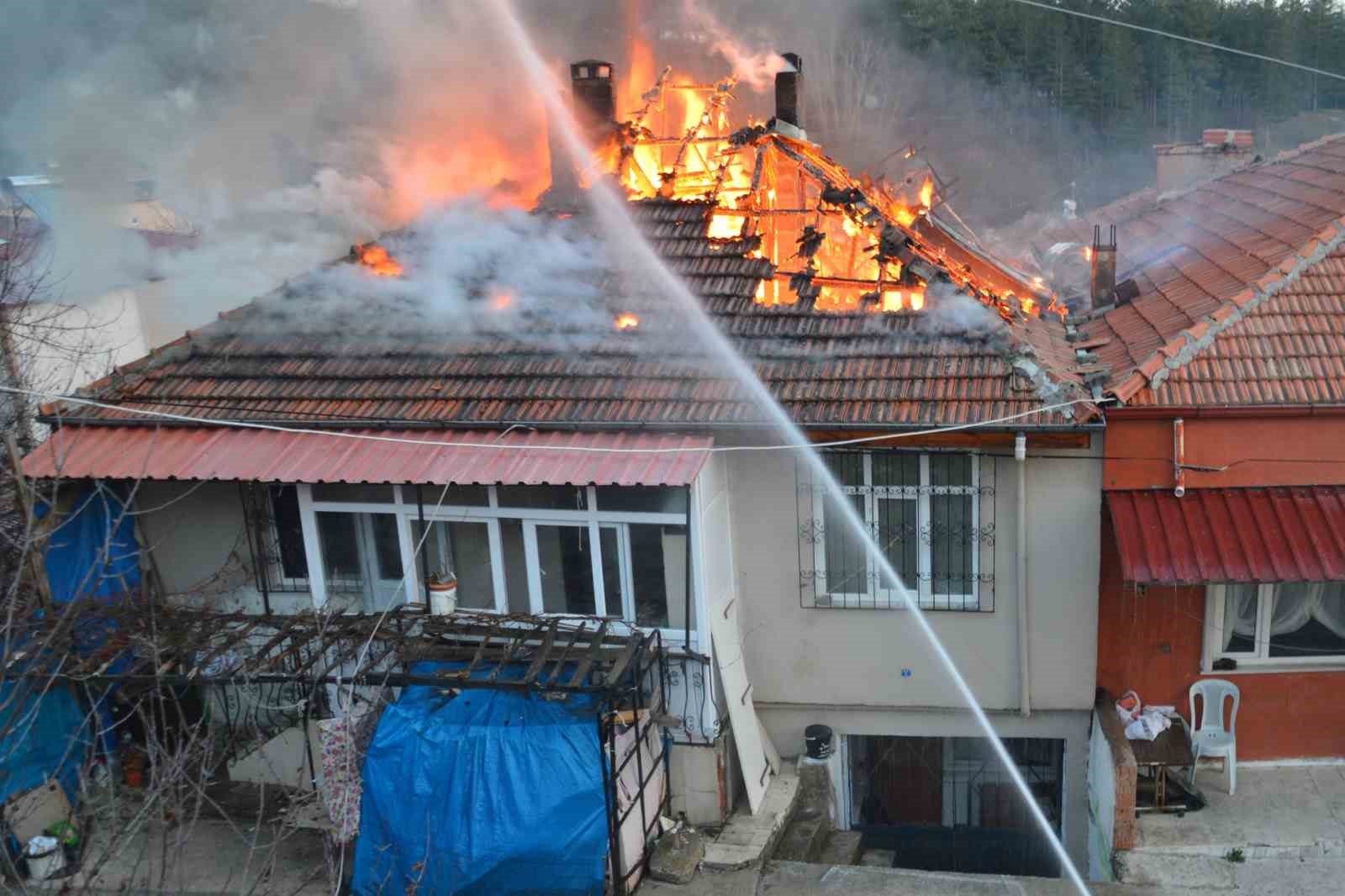 Samsun’da ev yangını: Çatı katı alevlere teslim oldu