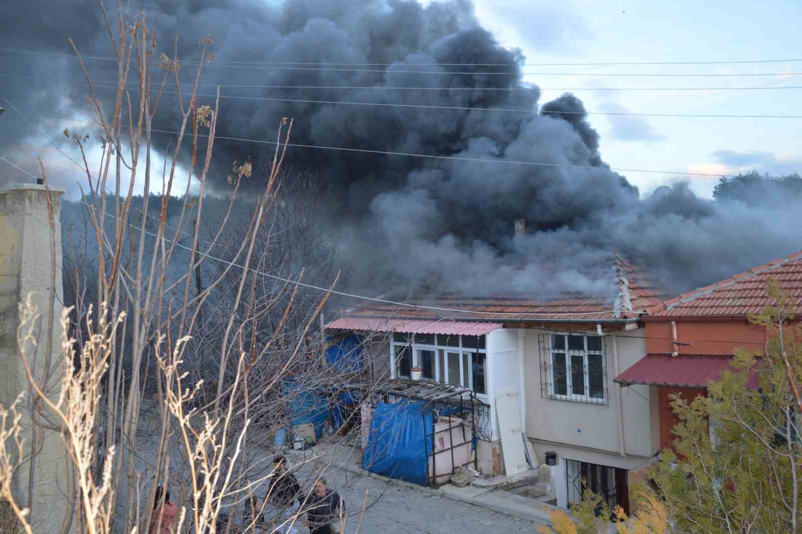 Samsun’da ev yangını: Çatı katı alevlere teslim oldu
