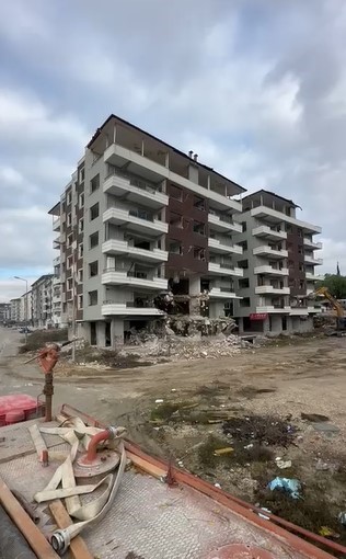 Hatay’da 7 katlı bina iş makinesinin darbesiyle yıkıldı
