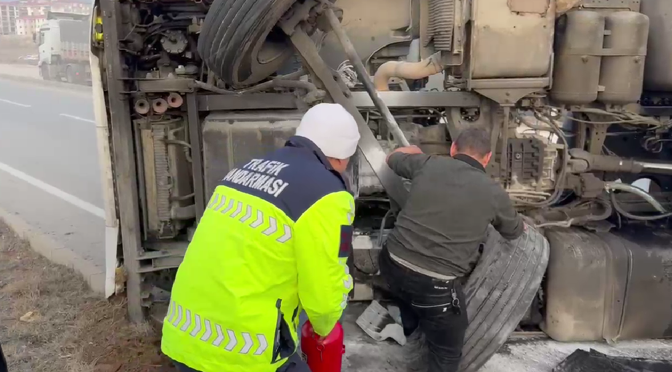 Yola devrilen tırda çıkan yangına ilk müdahaleyi jandarma yaptı