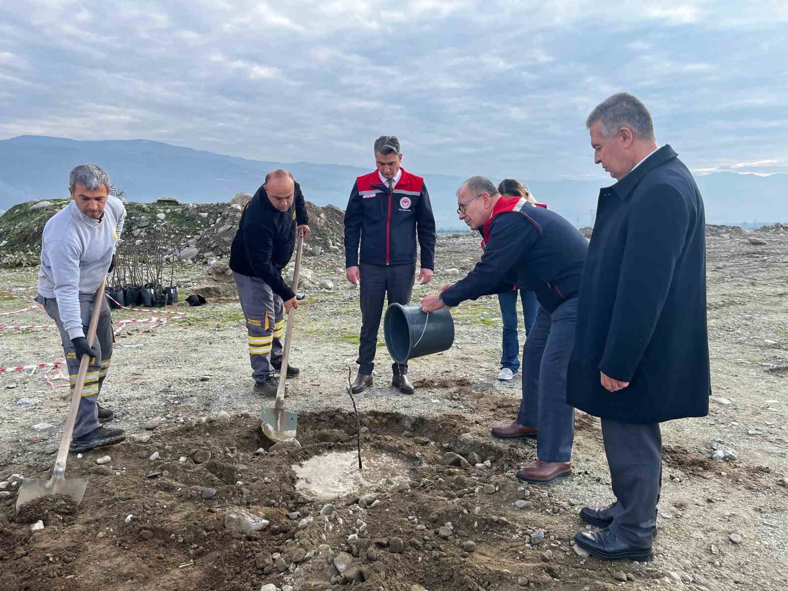 Buharkent’te ’Kaliteli İncir, Kaliteli İlek’ projesi kapsamında fidan dikimi gerçekleştirildi