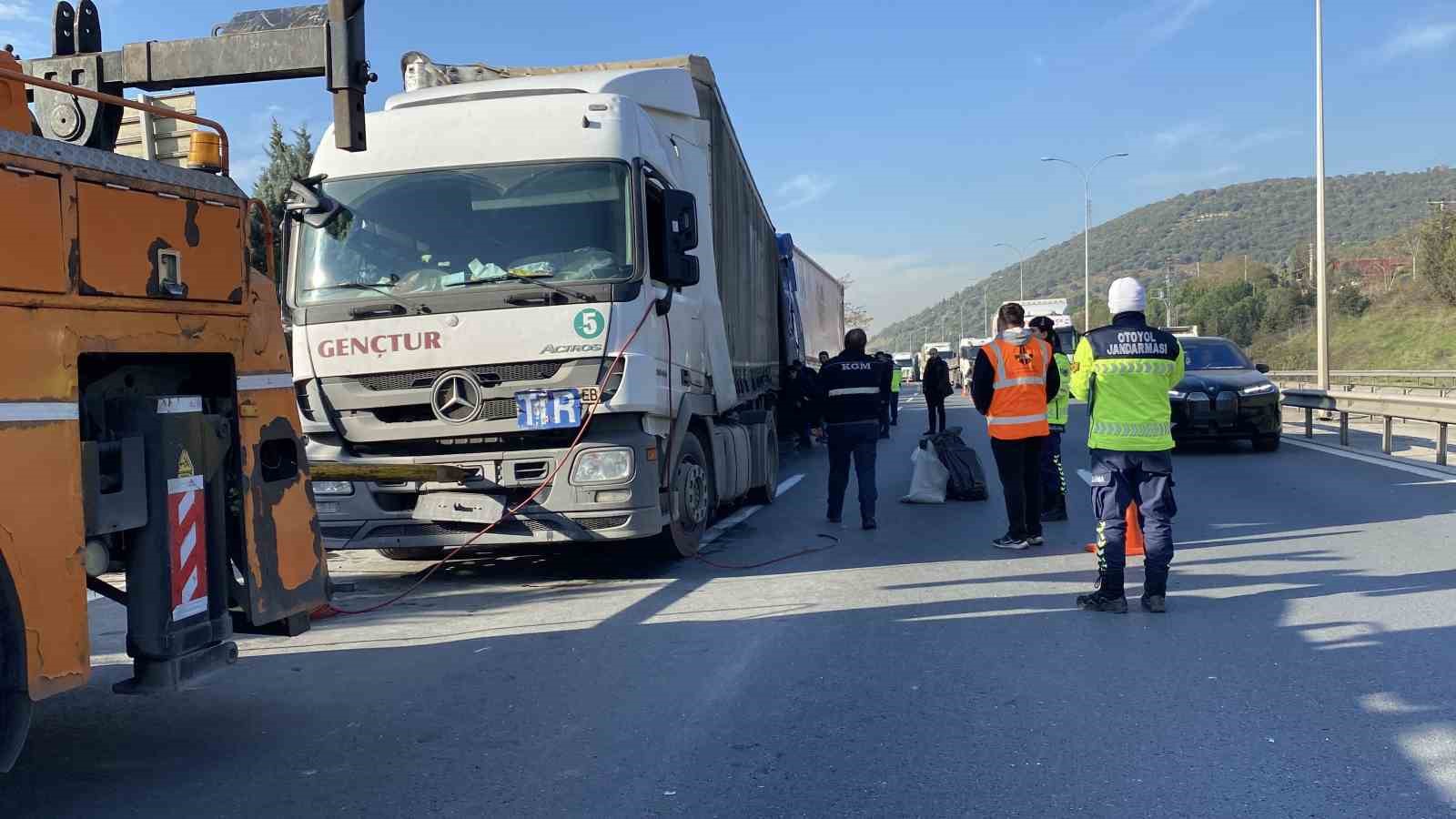 TEM’de tırlar çarpıştı: Sıkışan sürücü kurtarıldı
