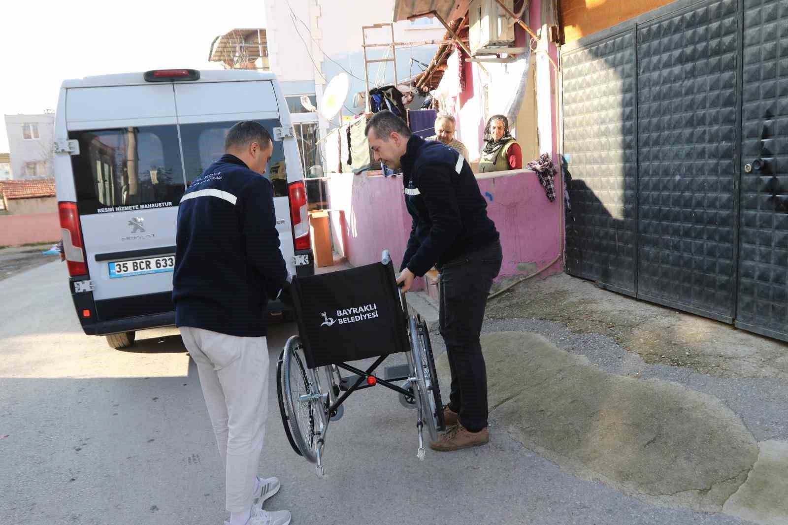 Bayraklı Belediyesinden engelli vatandaşlara tekerlekli sandalye