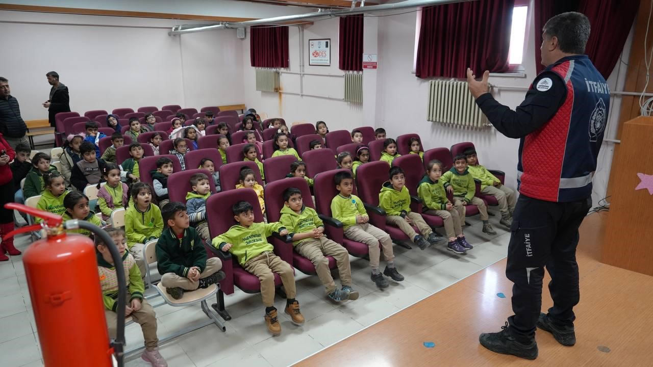 Miniklere yangın m&uuml;dahale eğitimi verildi
