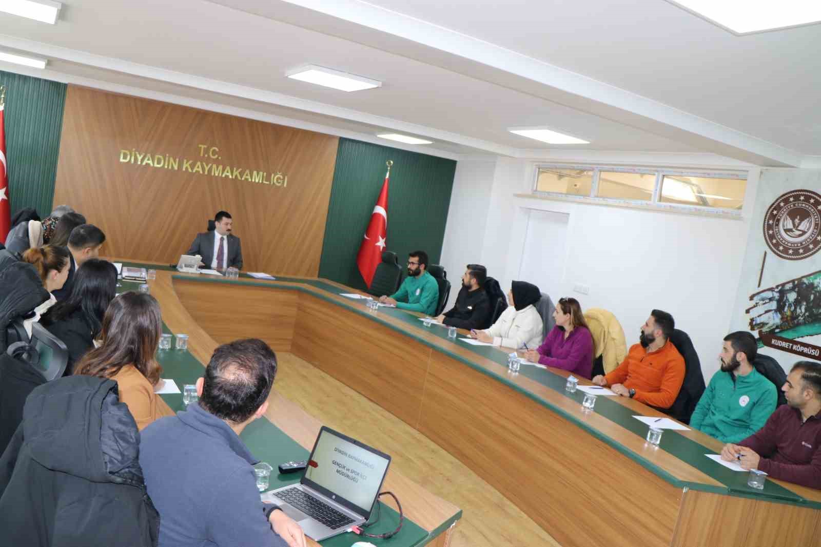 Kaymakam Karali, Gen&ccedil;lik merkezi y&ouml;neticileri ile bir araya geldi
