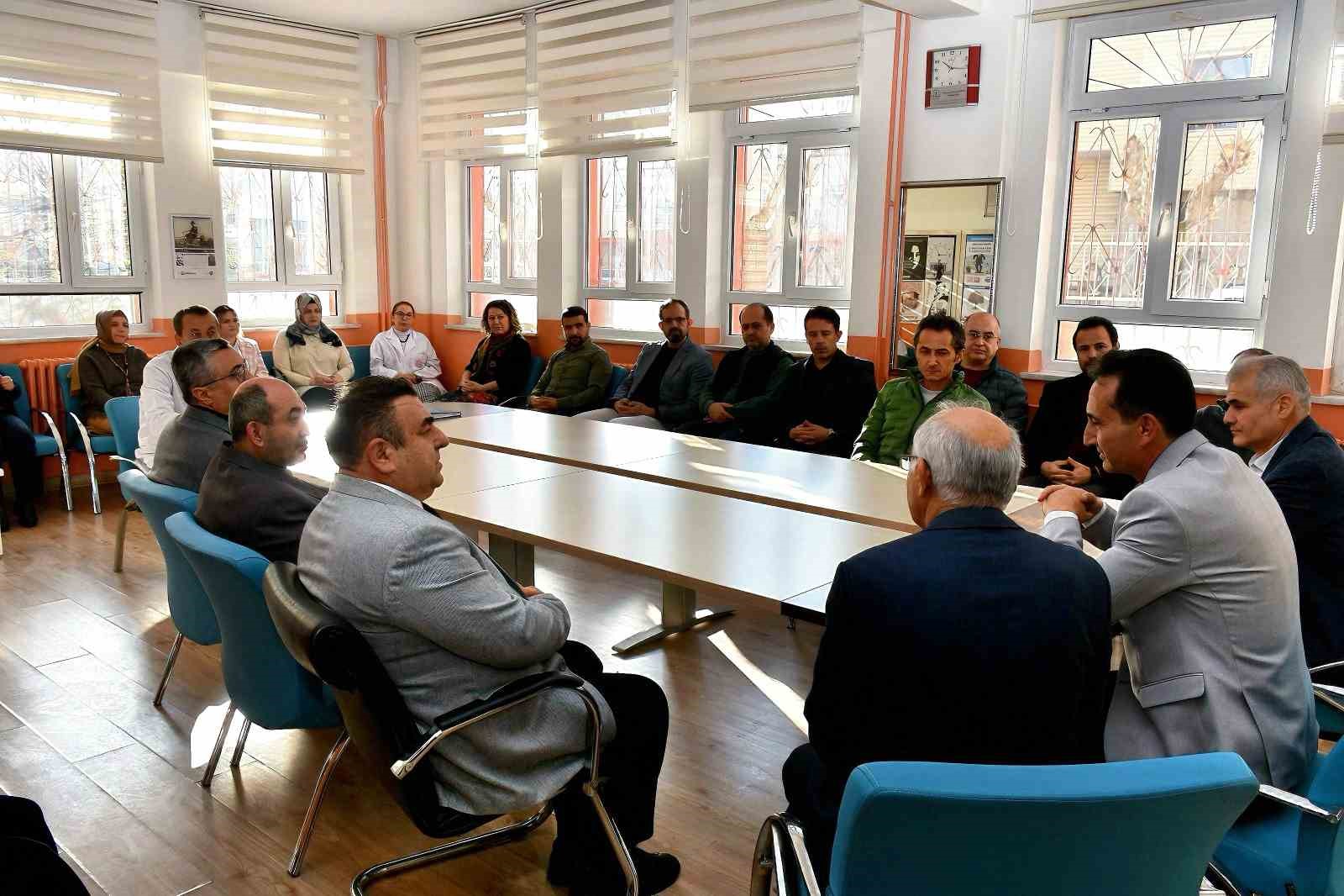 İl M&uuml;d&uuml;r&uuml; Mehmet &Ccedil;alışkan, g&ouml;rme engelli &ouml;ğrencilerle buluştu
