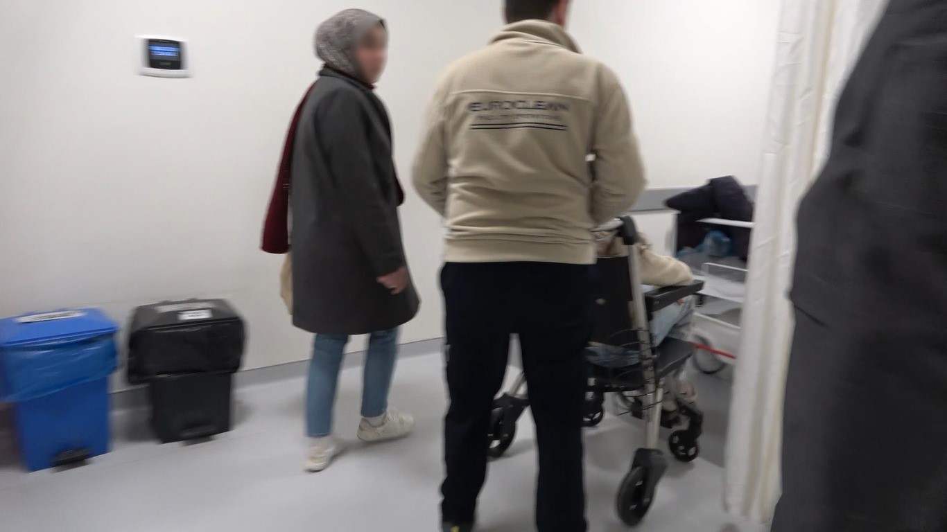 K&uuml;tahya&rsquo;da sahipsiz k&ouml;peklerin saldırısına uğrayan anne ile kızı yaralandı
