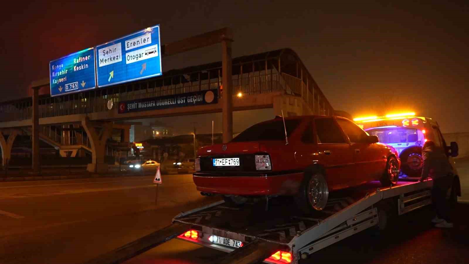 Üst geçidi göz ardı etti, kaza kaçınılmaz oldu: Otomobilin çarptığı yaya ağır yaralandı
