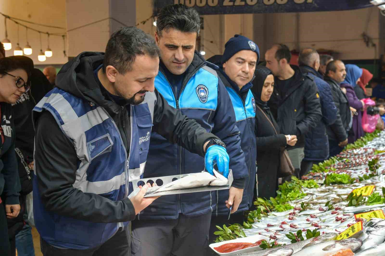 Esenyurt zabıtasından balık tezgahlarında sıkı denetim
