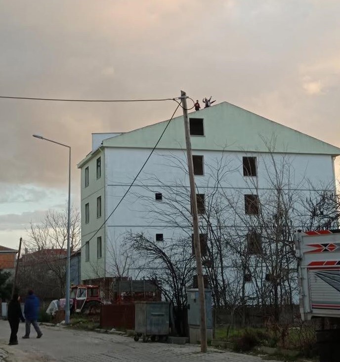 Metruk binanın çatısında tehlikeli oyun
