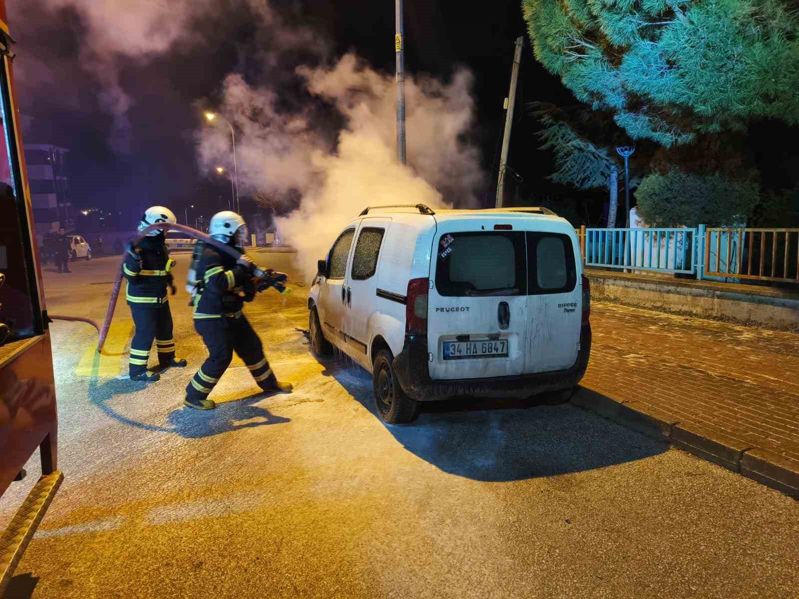 Bilecik’te park halindeki hafif ticari araç yandı