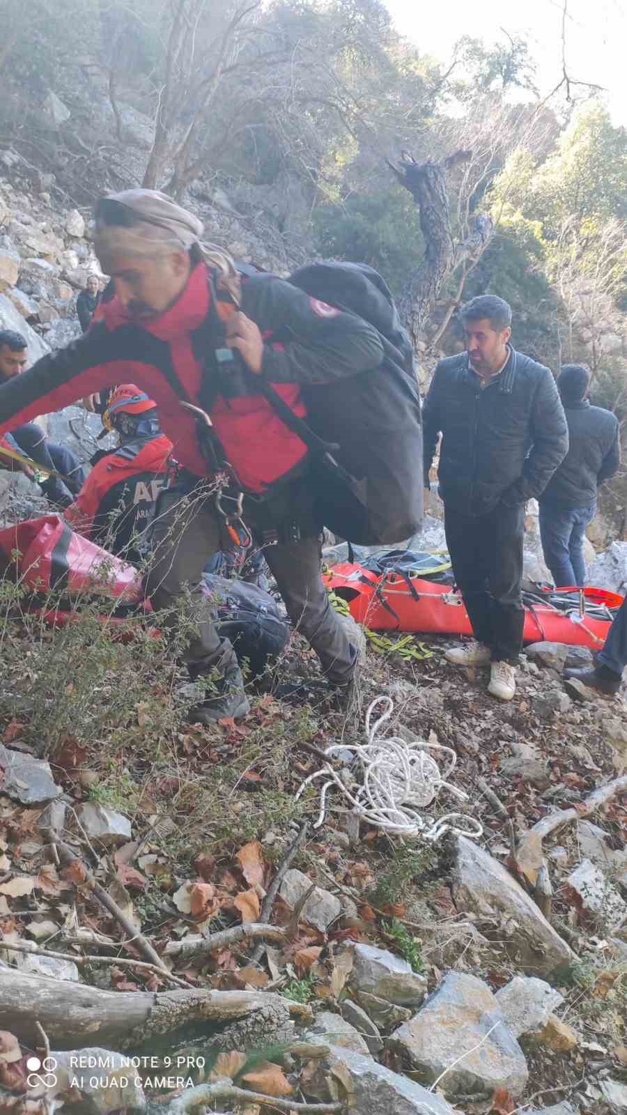 Kahramanmaraş’ta kayalıklardan düşen vatandaşın cenazesi bulunduğu yerden çıkartıldı
