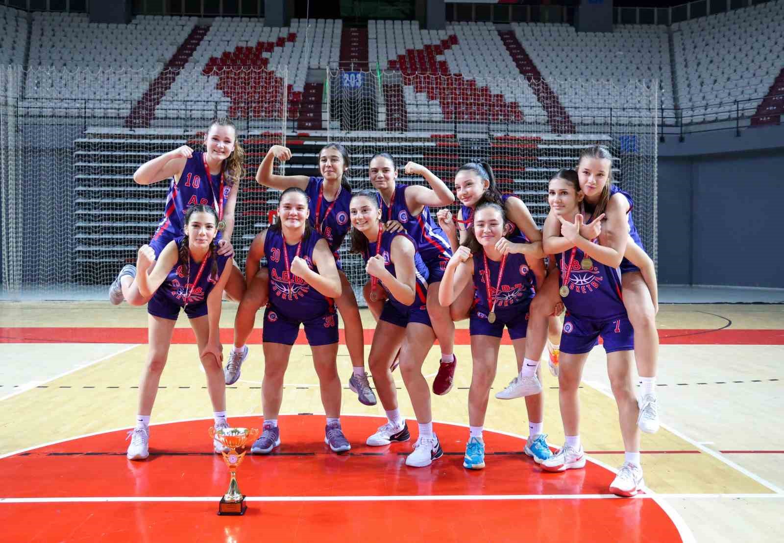 Büyükşehir’in basketbolcu kızları Antalya şampiyonu oldu