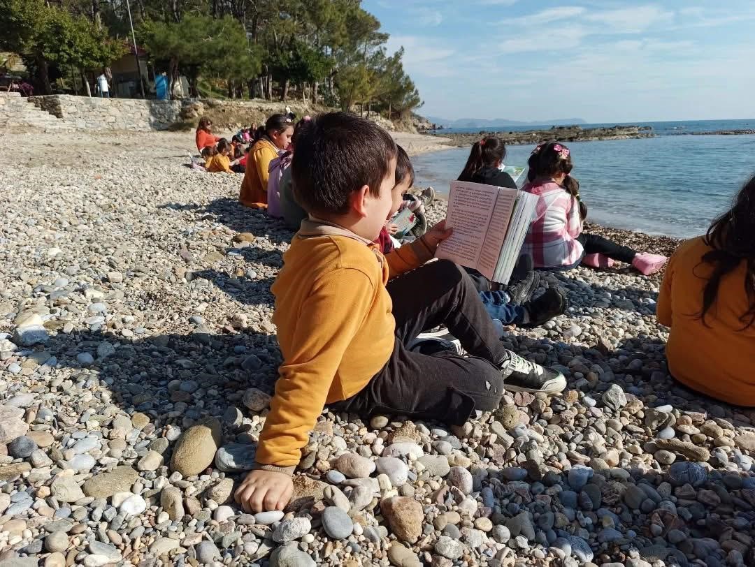 Bozyazı’da öğrenciler sahilde kitap okudu