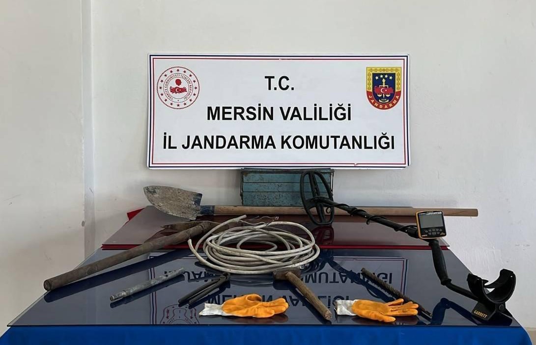 Mersin’de 5 kişi define ararken suçüstü yakalandı