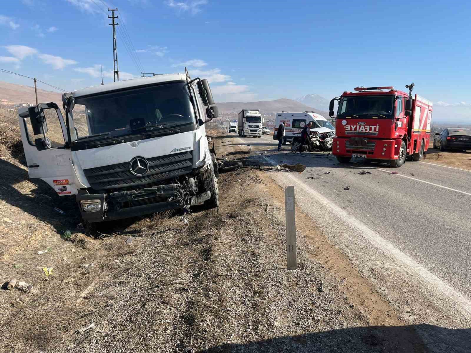 Kamyon ile otomobil çarpıştı: 1 yaralı