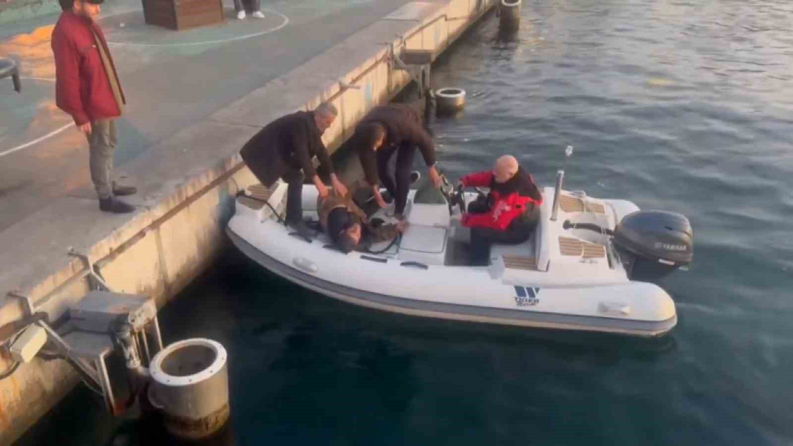 Kadıköy’de denize düşen alkollü olduğu iddia edilen vatandaştan ilginç cevap: &quot;Allah beni boğmuyor”