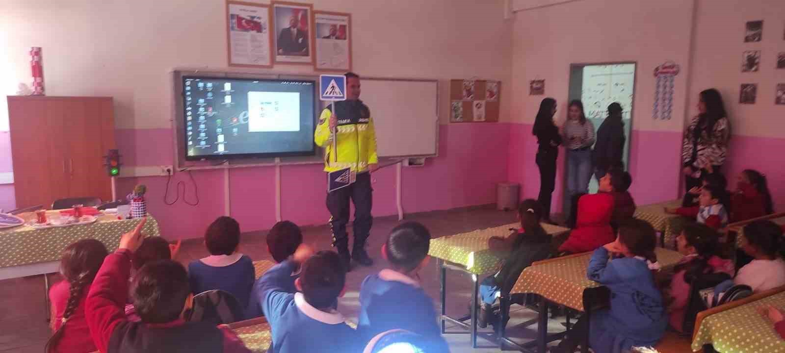 Kars’ta jandarmadan öğrencilere trafik semineri