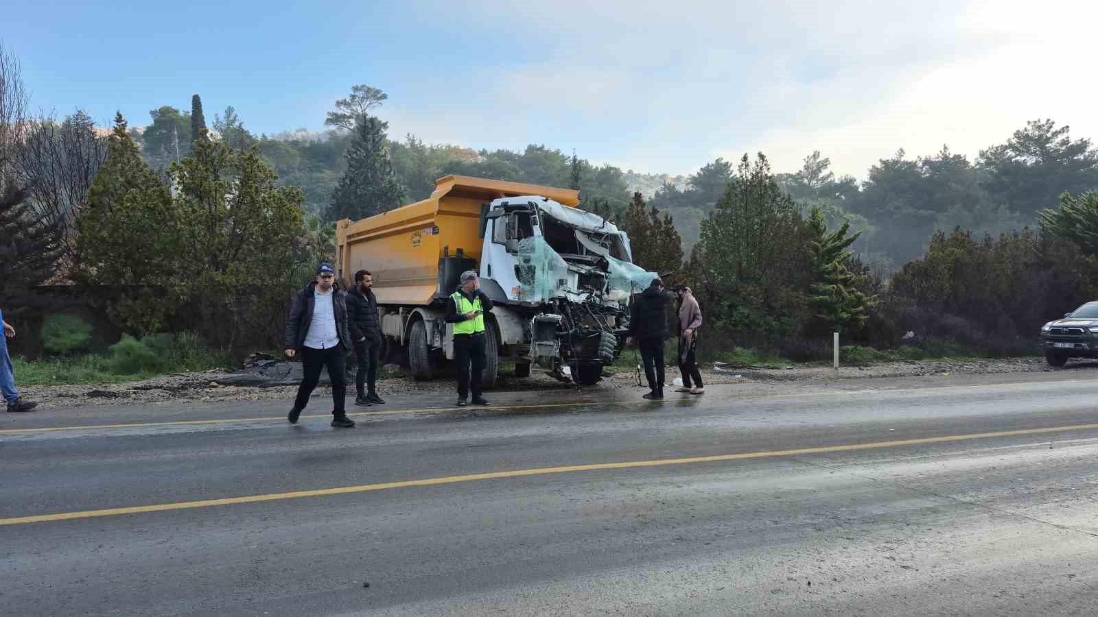 Bodrum’da kamyonlar çarpıştı: 1’i ağır 2 yaralı
