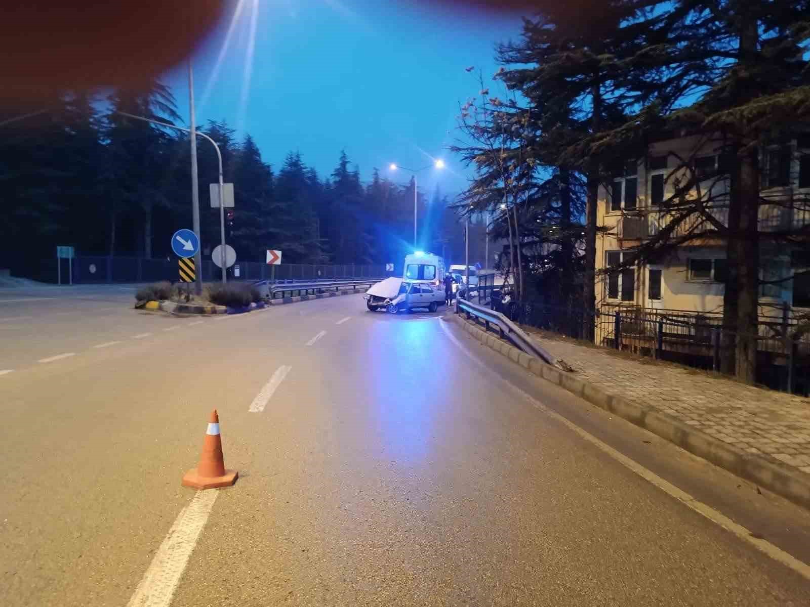 Isparta’da yoğun sis ve buzlanma nedeniyle kontrolden çıkan otomobil bariyerlere çarptı: 2 yaralı