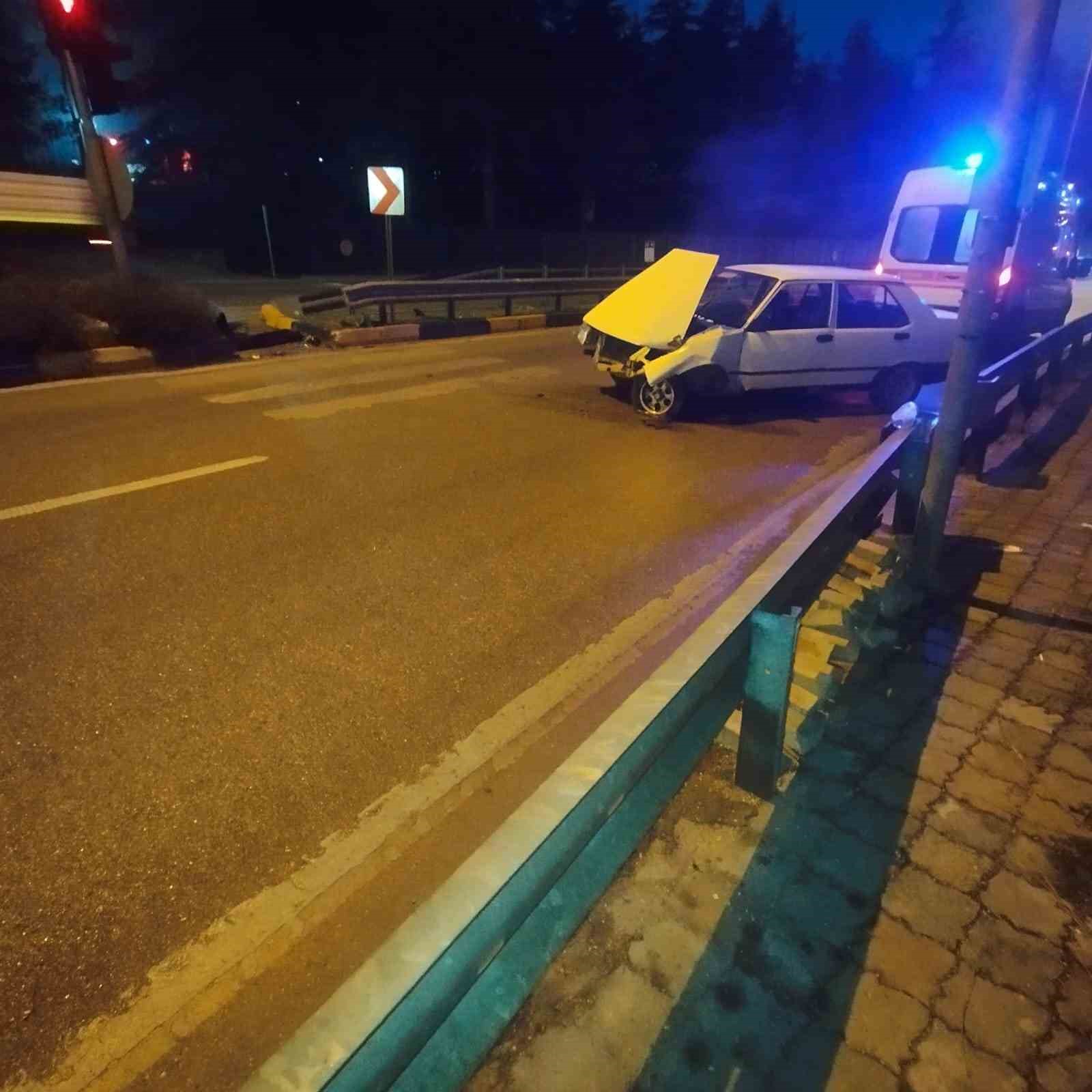 Isparta’da yoğun sis ve buzlanma nedeniyle kontrolden çıkan otomobil bariyerlere çarptı: 2 yaralı
