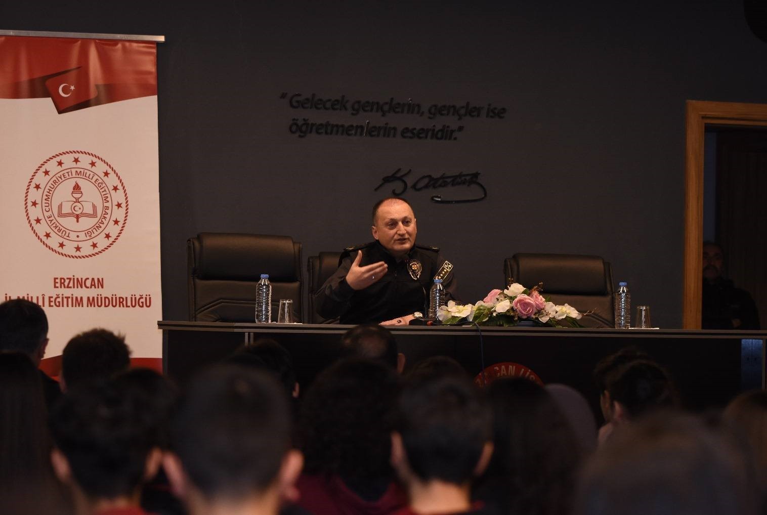 Emniyet M&uuml;d&uuml;r&uuml; Baybaba, &ouml;ğrencilere polisliği anlattı
