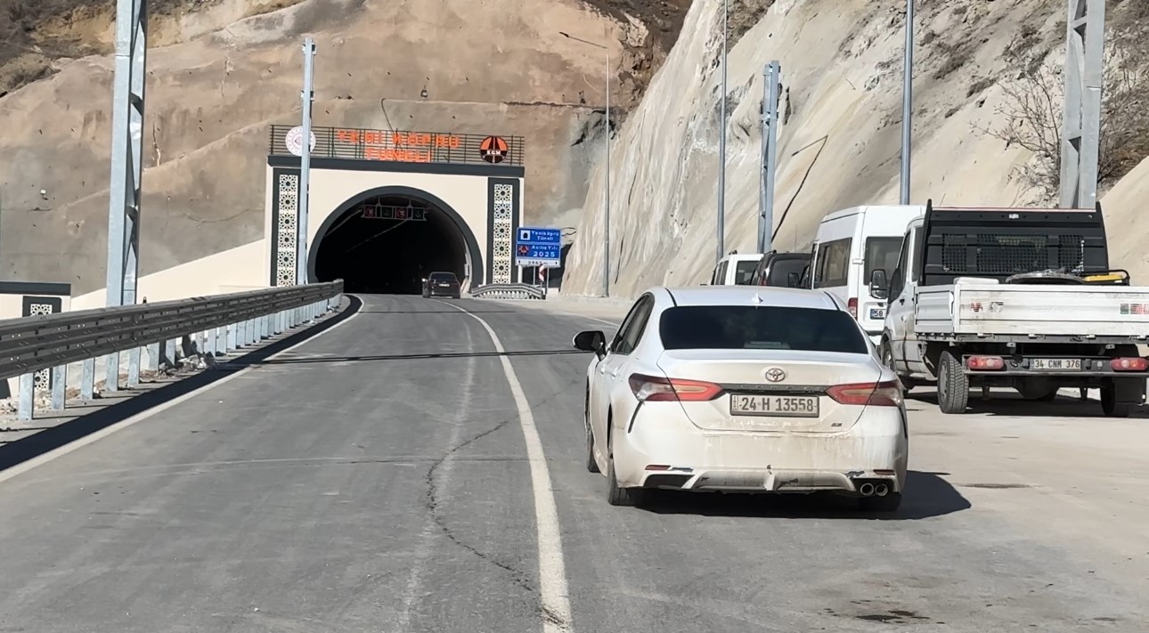 Y&uuml;ksekova ile Van&rsquo;ı birbirine bağlayan Yeni K&ouml;pr&uuml; T&uuml;neli ara&ccedil; ge&ccedil;işlerine a&ccedil;ıldı
