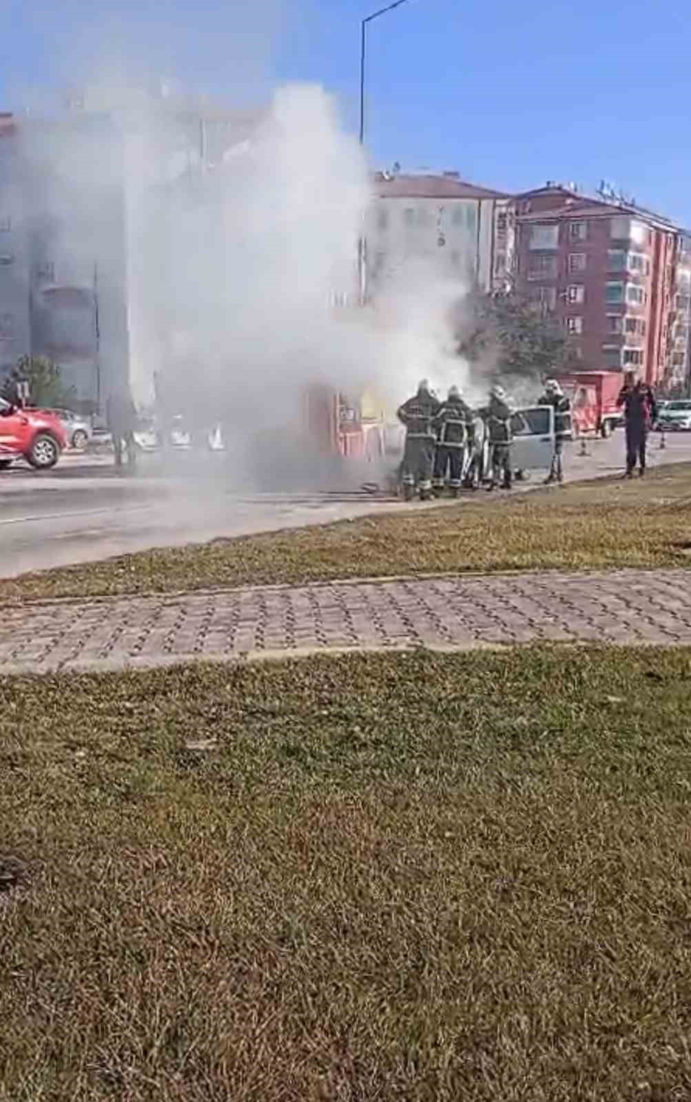 Motor kısmından yangın &ccedil;ıkan otomobilde maddi hasar oluştu
