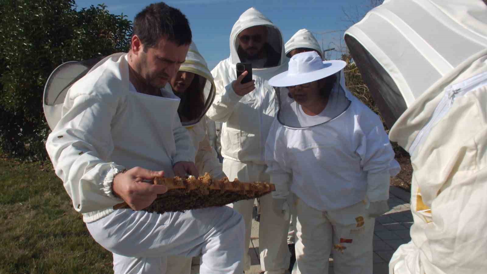 T&uuml;rkiye&rsquo;nin değişik illerinden gelip Burhaniye&rsquo;de arıcılık &ouml;ğrendiler
