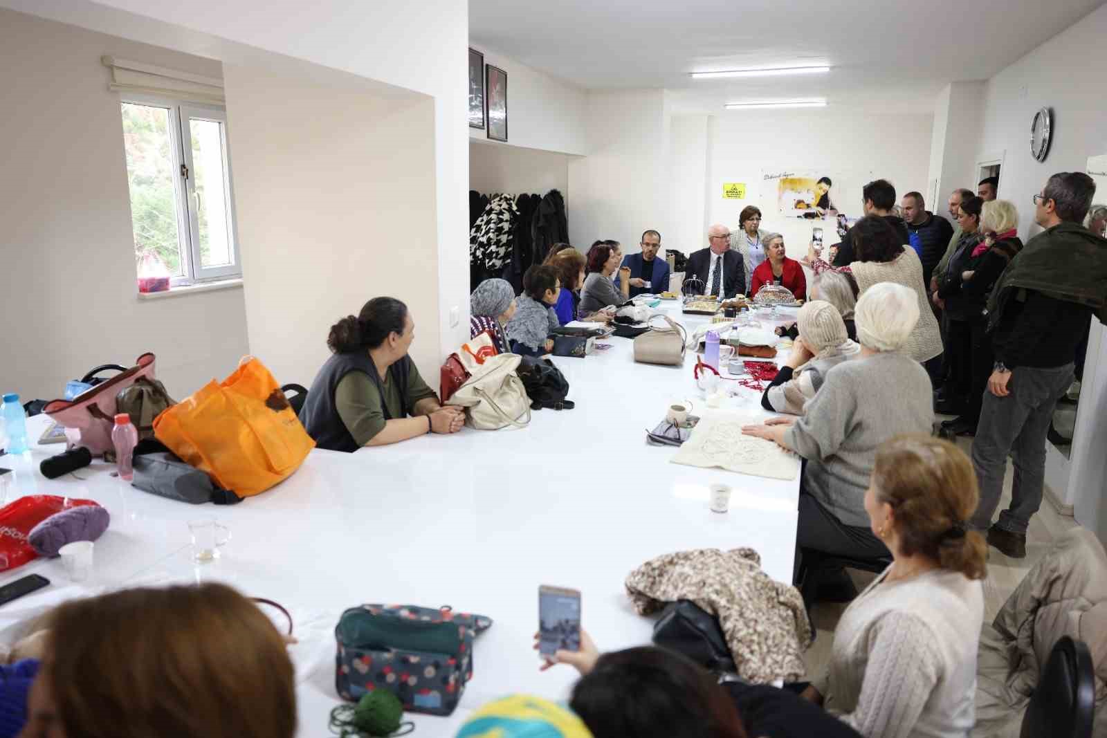 Başkan Kurt, at&ouml;lyelere katılan kadınlar ve yaşam merkezi m&uuml;davimleriyle buluştu
