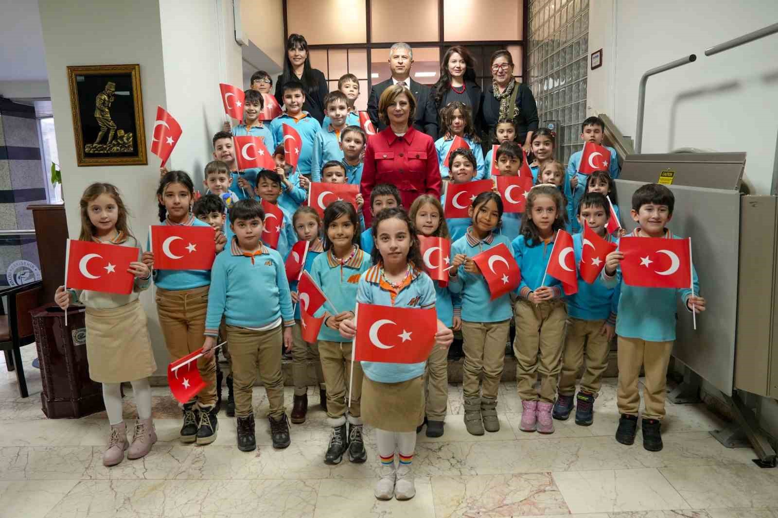 İlkokul &ouml;ğrencileri Başkan &Uuml;nl&uuml;ce&rsquo;yle bir araya geldi
