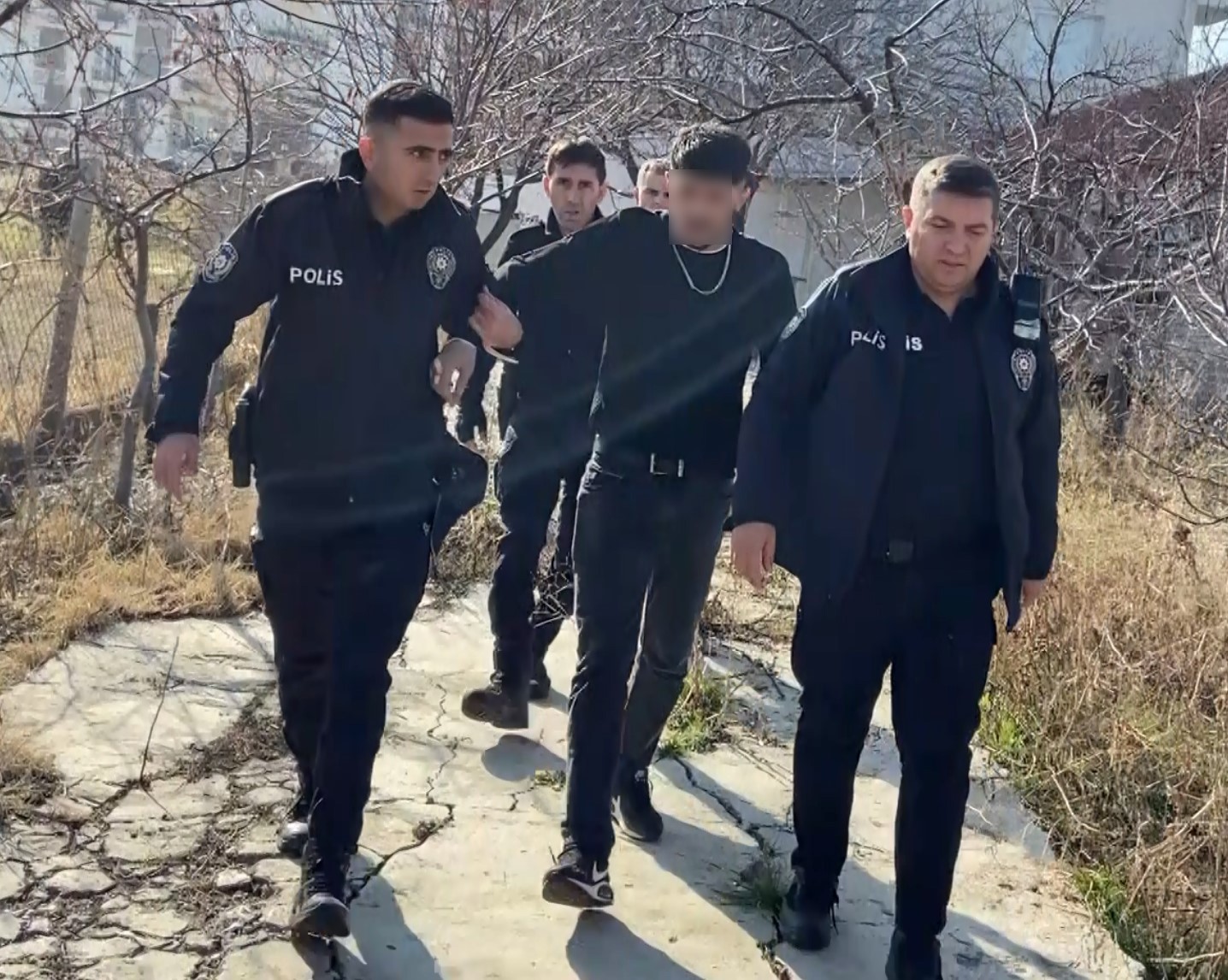 Aksaray’da nefes kesen polis-şüpheli kovalamacası kamerada