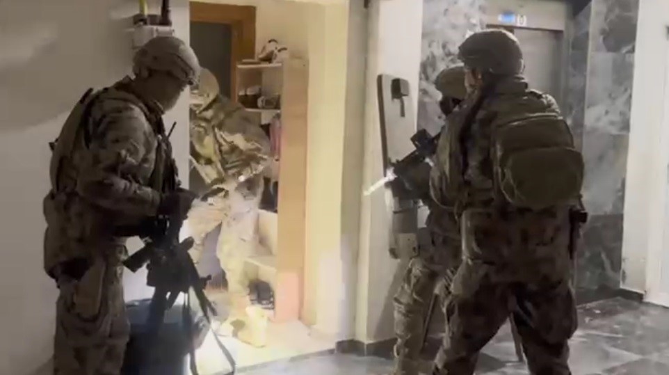 Bitlis&rsquo;te uyuşturucu satıcılarına operasyon: 8 tutuklama
