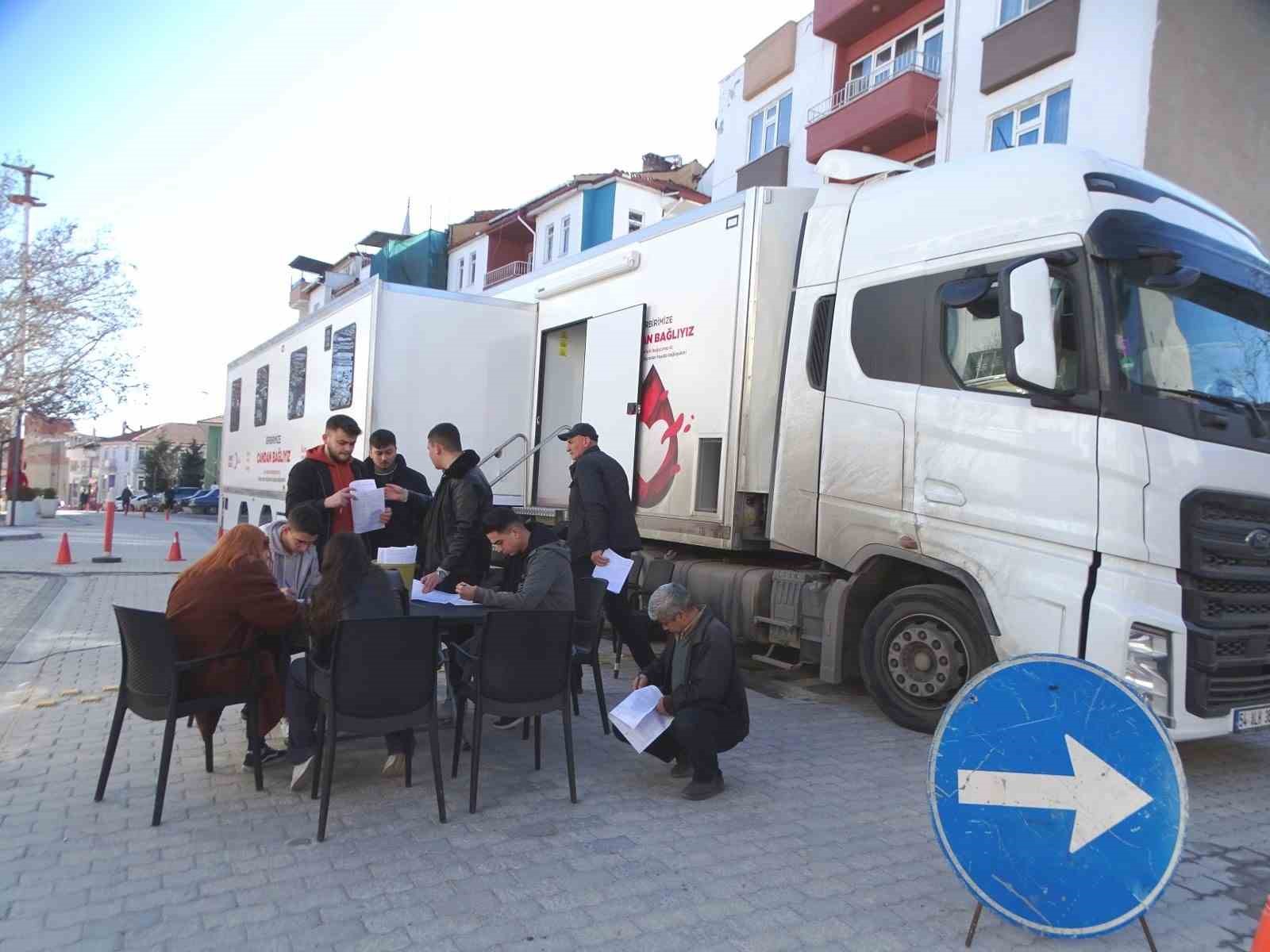Hisarcık’ta "Birbirimize candan bağlıyız" sloganıyla kan bağışı kampanyası düzenledi