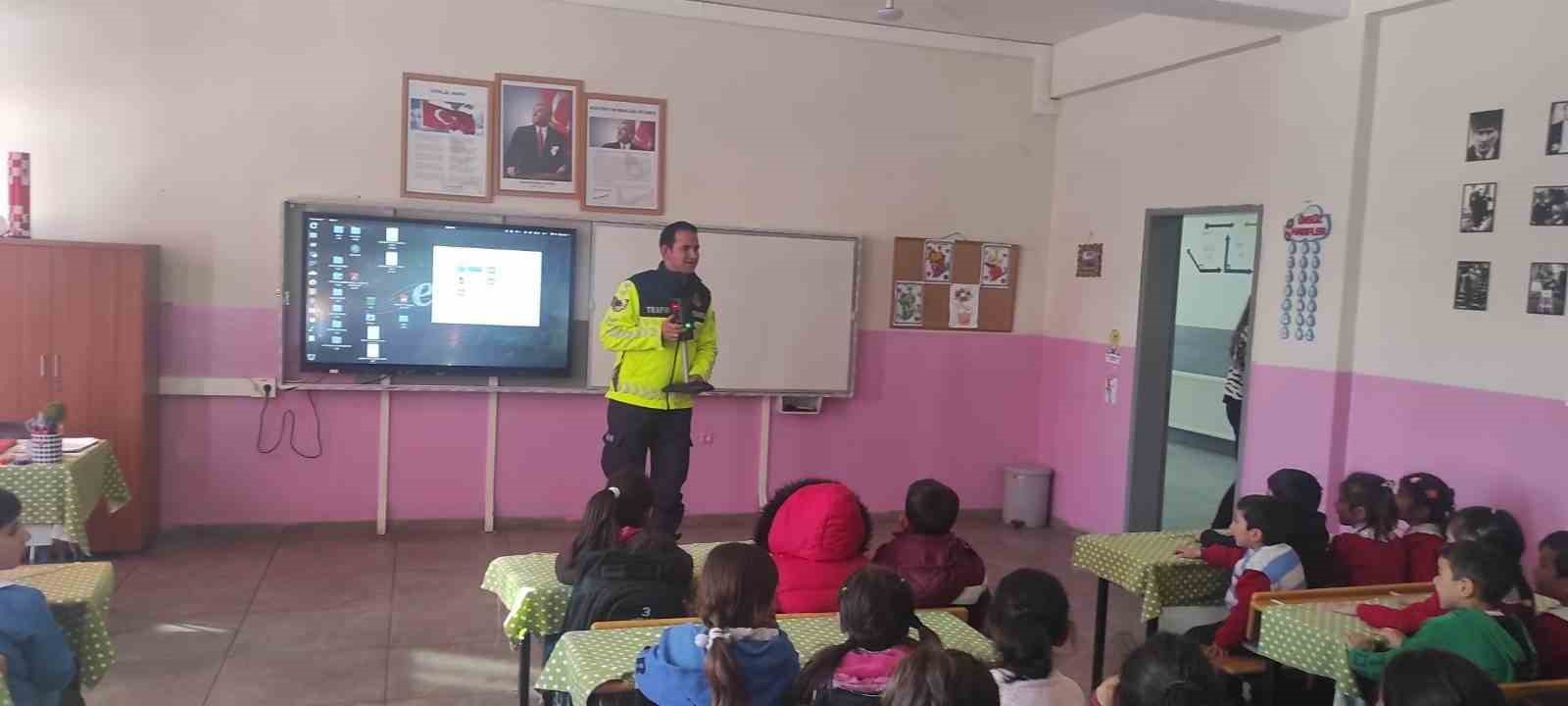 Kars&rsquo;ta jandarmadan &ouml;ğrencilere trafik semineri
